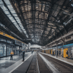 Proyecto piloto en Hamburgo utiliza IA para predecir mantenimiento en infraestructura ferroviaria.